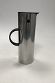 Large Stelton 
Stainless Erik 
Magnussen 
Termokande 
Measures 30cm 
/ 11.81 inch
Holds 1 liter