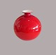 Kugle vase, 
rød/opal
Holmegård
H: 20 cm, B: 
20 cm
Pæn brugt 
stand, enkel 
ridse
Per Lütken
1
