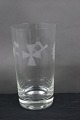Frimurer glas 
eller Loge 
glas, drinkglas 
eller vandglas 
dekoreret med 
slebne 
symboler, på 
rund ...