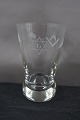 Logeglas eller 
Frimurer glas, 
ølglas 
dekoreret med 
slebne symboler 
på rund fod.
G i ...