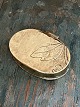 19th-century 
tobacco box / 
snuff box / 
tabatie in 
brass. Simple 
leaf motif. 
Very nice - 
good ...