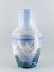 Arthur Boesen for Royal Copenhagen, kolossal unika vase i porcelæn.
Håndmalet med motiv fra Møns Klint.