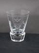 Logeglas eller 
Frimurer glas, 
snapseglas 
dekoreret med 
slebne symboler 
på kantsleben 
...