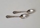 Pair of silver 
salt shakers 
decorated with 
rose 
Stamped 830s 
Length 7.3 cm.