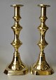 A pair of large 
English brass 
candlesticks, 
19th century 
H.: 30.8 cm. 
With octagon 
shaped foot.