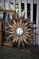 Large 
decorative sun 
mirror from the 
70s in gilded 
metal with a 
fine patina. 
Dia:86cm. 
Mirror ...
