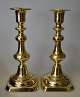 A pair of 
English brass 
candlesticks, 
19th century. 
H.: 19.5 cm.