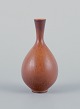 Berndt Friberg (1899-1981) for Gustavsberg, Sverige, miniature keramikvase med 
glasur i brune nuancer.