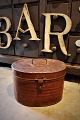 Gammel oval metal box med gammel original bemaling 
og fin patina...