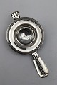 Horsens 
Silversmithy 
Lotus Silver 
Tea Strainer 
Measures 14 cm 
(5.51 inch) 
Weight 63.4 gr 
(2.24 oz)