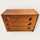 Chest of 
drawers in teak 
veneer from the 
1970s. Some 
age-related 
traces of use. 
Dimensions ...