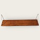 Wall-hung shelf 
in teak veneer. 
With traces of 
use. 
Dimensions: 
89.5x19 cm