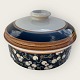 Arabia, Taika, 
Bowl with lid, 
23cm in 
diameter, 14cm 
high, Design 
Inkeri Seppälä 
*Perfect 
condition*