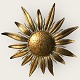 Sun-shaped, 
gold-painted 
metal lamp. 
Diameter 
approx. 52 cm. 
Nice patinated 
condition.