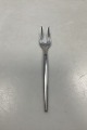 Anton Michelsen 
Sterling Silver 
Tulip Cold Meat 
Fork 
Measures 
15,5cm / 6.10 
inch