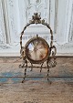 19th century 
French case for 
a pocket watch. 
Original curved 
glass and 
pillow. 
Height 17 cm.