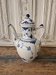 Royal 
Copenhagen Blue 
fluted half 
lace coffee pot 

No. 519, 
Factory first
Height 25 cm.