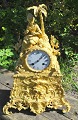 French Empire 
mantel clock in 
gilded bronze, 
approx. 1820. 
Decorated box 
with rocailles 
and ...