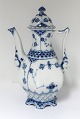 Royal 
Copenhagen. 
Blue Fluted, 
Full lace. 
Mocha pot. 
Model 1030. 
Height 22 cm. 
(1 quality)