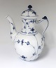 Royal 
Copenhagen. 
Mussel painted, 
fluted. Coffee 
pot. Model 48. 
Height 24 cm. 
(1 quality)
