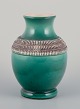 Pol Chambost (1906-1983), fransk keramiker.
Hånddekoreret keramikvase med glasur i grønne toner.