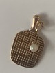 Badminton 
racket pendant 
#14 karat Gold
Stamped 585
Height 21.64 
mm
Width 12.40 mm
Nice and ...