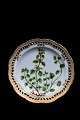 Antique Royal 
Copenhagen 
Flora Danica 
dinner plate 
with pierced 
edge. 
Dia.:27cm. 
1.sort. from 
...