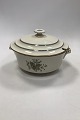 Royal 
Copenhagen 
Fensmark Soup 
Tureen No. 
9576. 
Measures 24.5 
dia. 11 cm H. 
In nice 
condition.