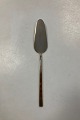 Bernadotte 
Scanline Cake 
Spatula in 
Bronze. 
Measures 24.5 
cm (9.64 in.)