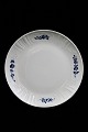 Royal 
Copenhagen 
Juliane Marie 
Blue Flower 
large round 
dish. 
Dia.: 29,5 cm. 
Decoration ...