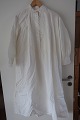 Shift / dress with klong sleeves
An old shift with good ways to make the dress 
beautiful
The antique, Danish linen and fustian is our 
speciality and we always have a large choice of 
shifts, babydress, tea towels, table clothes, 
napkin etc.