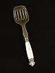 Georg jensen 
Acanthus 
serving spoon 
16.3 cm. Item 
No. 546700