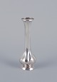 Sølvvase i 
klassisk 
design. 885 
sølv
Ca. 1930’erne.
I flot stand.
Mål: H 12,3 
cm. x D 4,3
