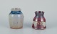Elly Kuch (1929-2008) og Wilhelm Kuch (1925-2022). To unika keramikvaser. 
Den ene vase med glansfuld glasur i blålige og violette toner.
Den anden vase med glasur i brune nuancer. Abstrakte motiver.
