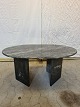 Marmor 
sofabord, fra 
1990erne.
Set har 
brugsspor.
Højde 50cm 
Bredde 62cm 
Længde 195cm
