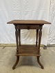Lampebord i 
massivt egetræ, 
fra 1920erne.
Det har 
brugsspor.
Højde 77cm 
Bredde 53cm 
Dybde 39cm