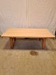 Sofabord i 
massivt egetræ, 
fra 1990erne.
Det har 
brugsspor.
Højde 53cm 
Bredde 80 
Længde 160cm