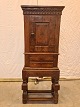 Skab i massivt 
egetræ, fra 
1870erne.
Det har 
brugsspor.
Højde 135cm 
Bredde 53cm 
Dybde 24cm
