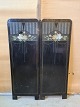 Malet skærm i 
metal, fra 
1910erne.
Den har 
brugsspor.
Højde 115cm 
Bredde 82cm