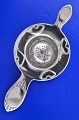 Danish silver 
with toweres 
marks /830 
silver. Trae 
spoon flatware, 
tea strainer, 
length 16 cm.  
...