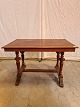 Salonbord i 
fineret 
mahogni, fra 
1910erne.
Det har 
brugsspor.
Højde 67cm 
Bredde 69cm 
Længde 109cm