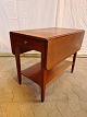 Lampebord i 
fineret 
mahogni, fra 
1980erne.
Det har 
brugsspor.
Højde 58cm 
Bredde 70cm 
Længde ...