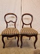 2 Næsten ens 
salonstole i 
bøgetræ, fra 
1910erne.
De har 
brugsspor.
Ryghøjde 92cm 
Sædehøjde 46cm