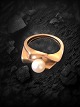 Ole Lynggaard 
14 carat (585) 
gold ring with 
natural pearl. 
size 52