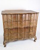 Baroque chest 
of drawers in 
oak with brass 
fittings 
decorated with 
wood carvings 
from the period 
...