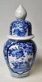 Japanese blue and white jar with lid, approx. 1900. Hand decorated. Unsigned. H.: 22 cm.NB. ...