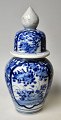 Japanese blue 
and white jar 
with lid, 
approx. 1900. 
Hand decorated. 
Unsigned. H.: 
22 cm.
NB. ...