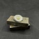 Diameter 3.1 
cm.
Originally 
this Marguerite 
daisy was made 
in blue, 
yellow, red, 
white and ...