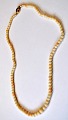 Coral necklace 
with 14 carat 
gold clasp, 
20th century 
L.: 44 cn,