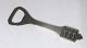 Silver capsule 
opener (830). 
Length 13.5 cm